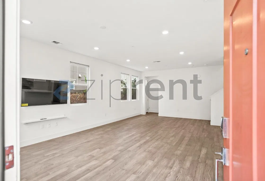 5 bed, 4.5 bath, 2886 sqft, $5,400 — Photo 4