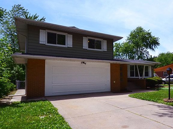 4th image of 812 N Rainbow Dr