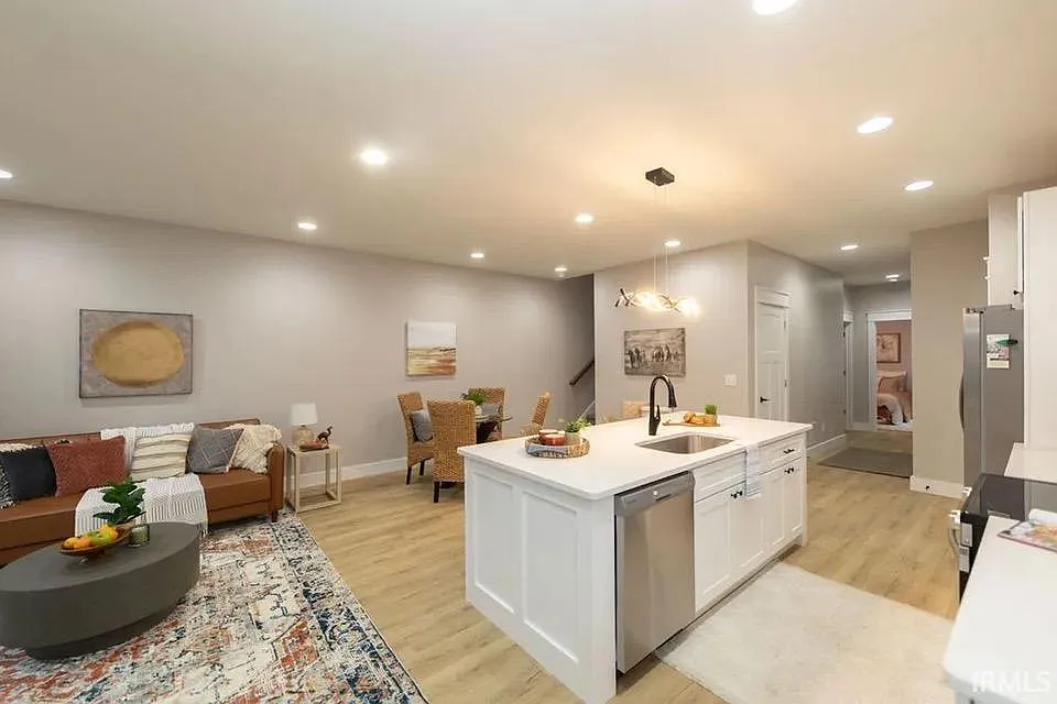 5 bed, 5.0 bath, 2158 sqft, $4,900 — Photo 2
