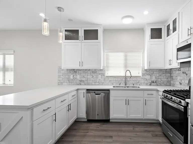 6841 Radford Ave — Photo 16