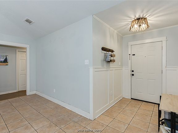 3rd image of 1011 Hardwood Ln