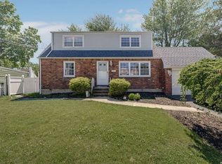 369 N Niagara Ave, Lindenhurst, NY 11757