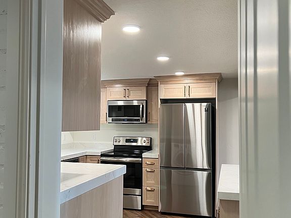 3rd image of 805 E 300 S