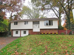 15 Arlington Rd, Ronkonkoma, NY 11779