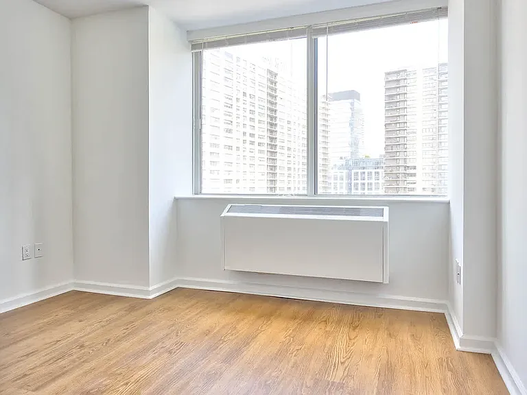 180 Riverside Blvd #10V — Photo 30