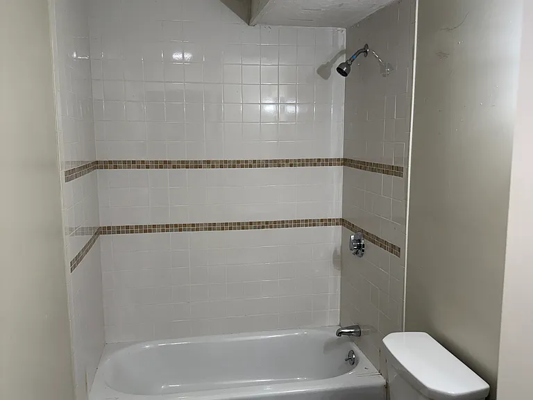 81 Bank St #A — Photo 2