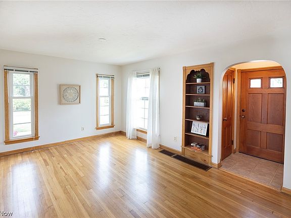 5th image of 656 S Falmouth Dr