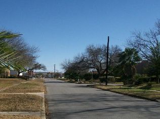 211 Club Dr, San Antonio, TX 78201
