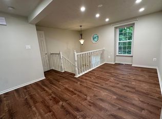 1589 Woodcrest Dr, Reston, VA 20194