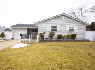 20 Warren St, Brentwood, NY 11717