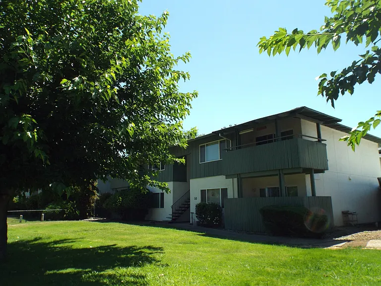 0710 - 10 Coral Cir — Photo 1