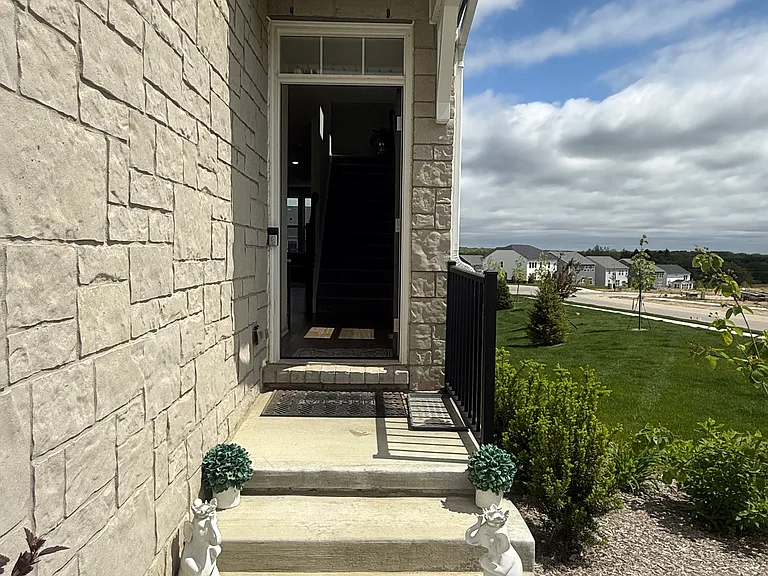 1420 Arcadia Dr — Photo 3