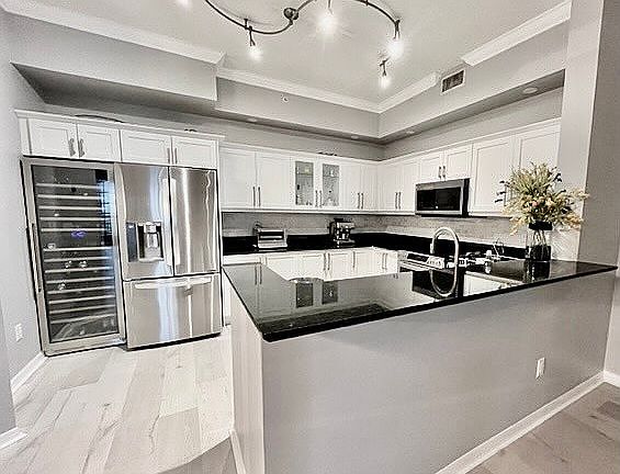 Full kitchen/wine fridge