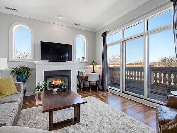3rd image of 852 N Damen Ave #4A