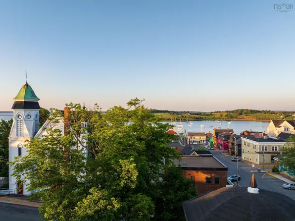 129 Townsend St, Lunenburg, NS B0J 2C0