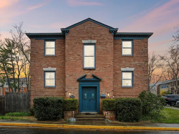 1412 Admiral Dr, Woodbridge, VA 22192