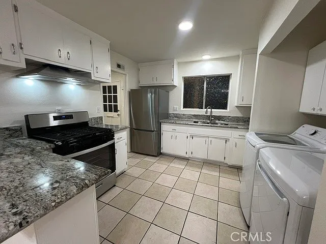 684 E Lee Pl — Photo 4