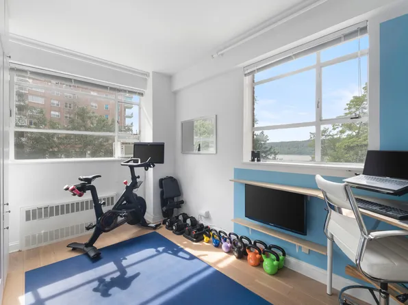 2727 Palisade Avenue image 9 of 18