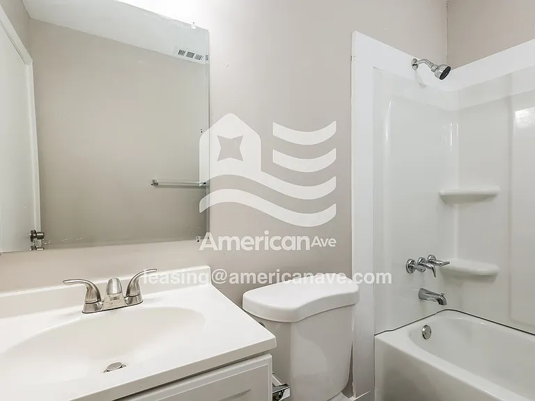 1979168_014_bathroom_13773533.jpg