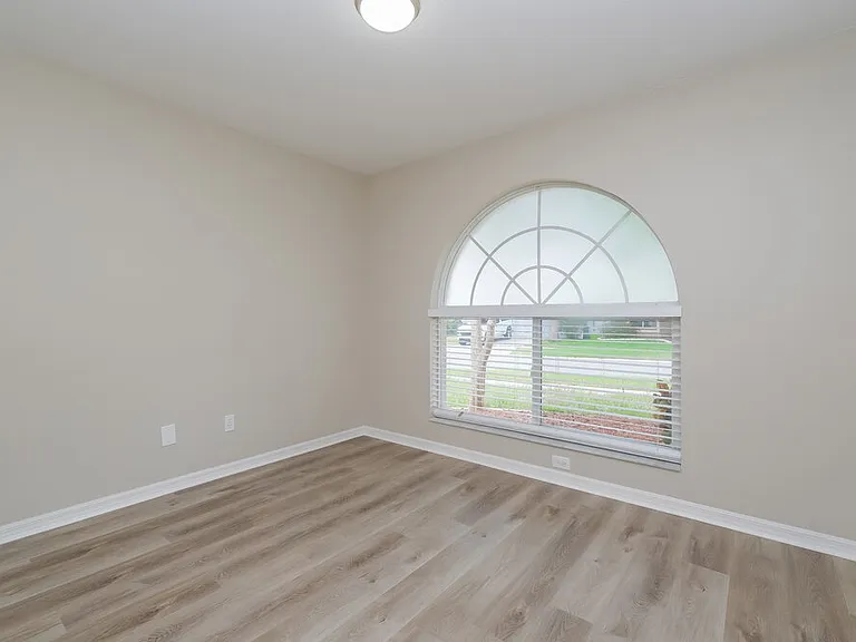 526 Greg St — Photo 13