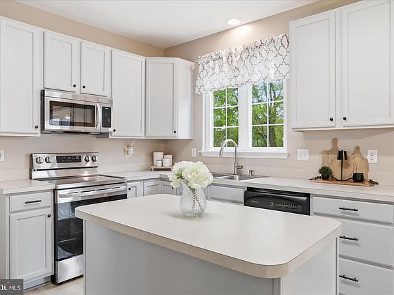 3rd image of 244 Kimberwicke Dr N