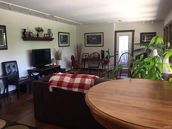 3rd image of 623 Elm St