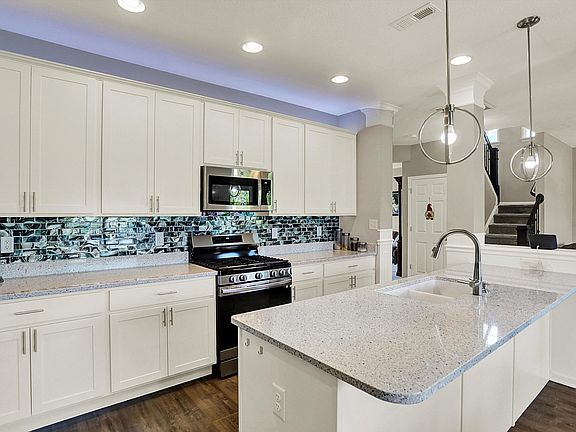 3rd image of 15752 Matthews Ln