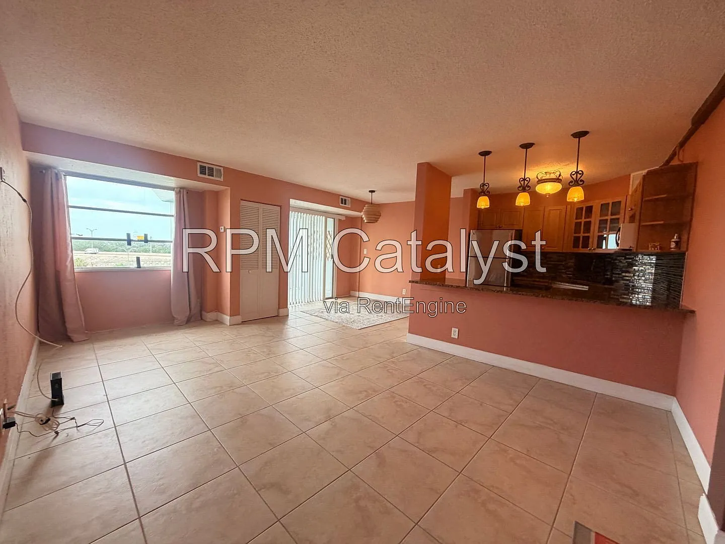 2 bed, 1.0 bath, 887 sqft, $1,700 — Photo 2