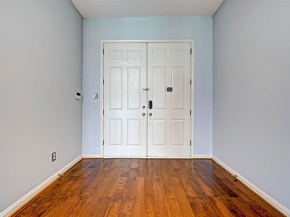 5th image of 2726 Country Club Blvd