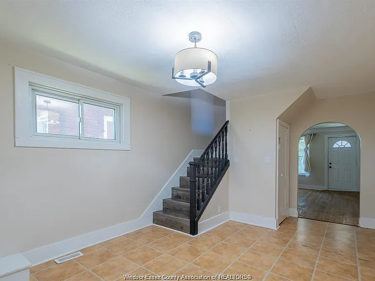 1630 Marentette Ave — Photo 7