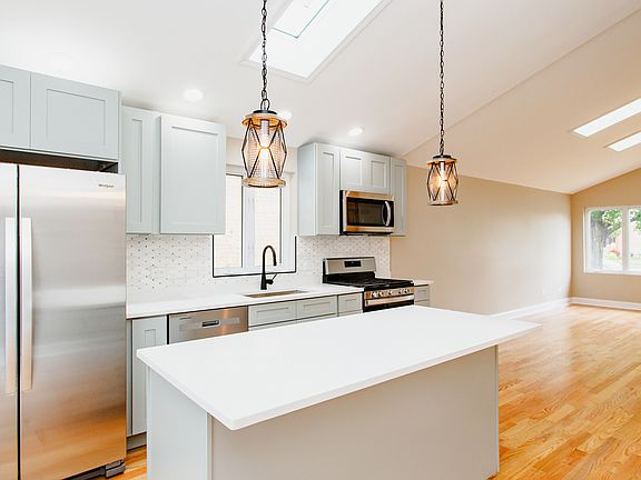 4th image of 3440 Lombard St