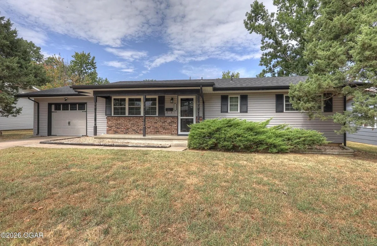 3 bed, 1100 sqft, $1,550 — Photo 1