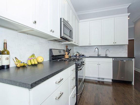 4th image of 1041 W Oakdale Ave #1N