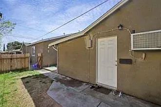 3 bed, 900 sqft, $2,300 — Photo 1