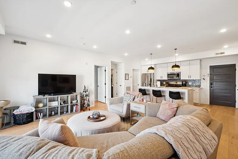 2 bed, 2.0 bath, 1137 sqft, $2,400 — Photo 4