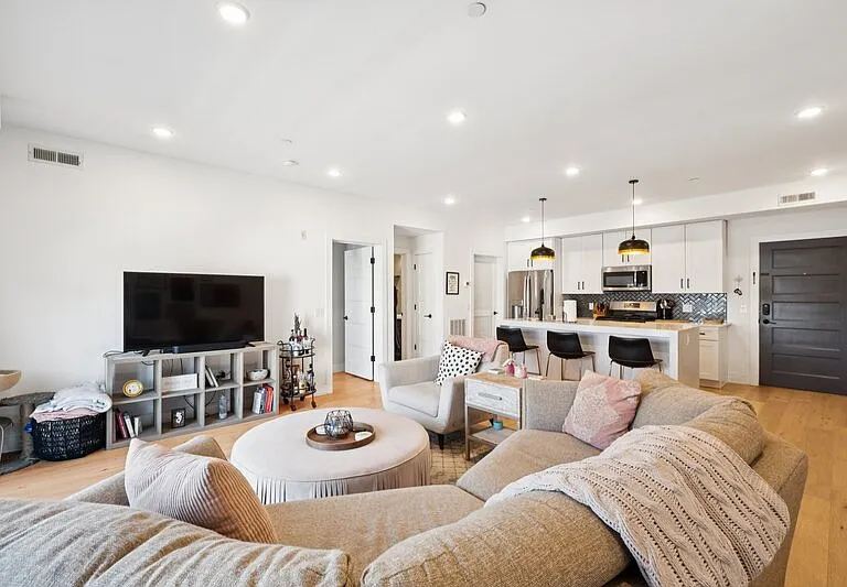 1232 N Front St #4B — Photo 4