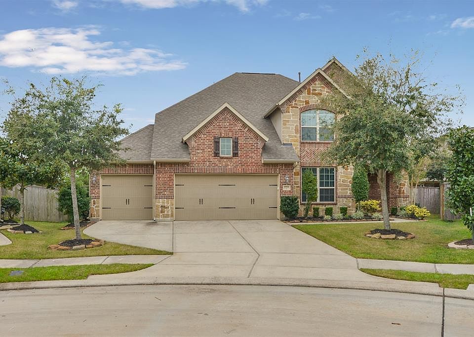 Updated and well maintained 4 bedroom 3/1 Ryland Home with a true 3 car garage! This allows for more driveway space when entertaining. Also, located on a quite cul-de-sac street in Cinco Ranch Northwest with easy access to I-10.