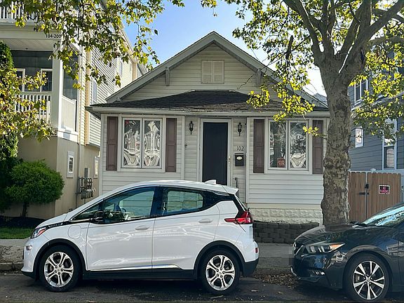 3rd image of 102 E Poplar Ave