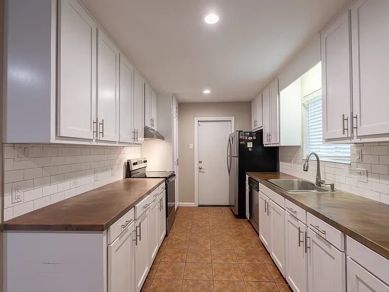960 Springhill Dr — Photo 12