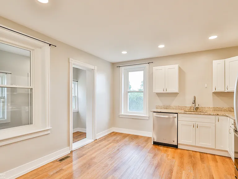 421 Union St — Photo 16
