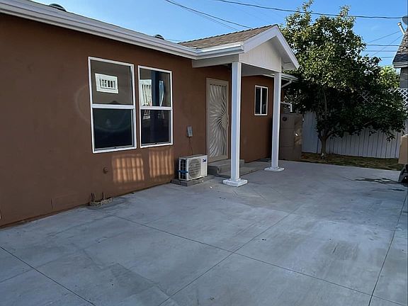 5th image of 3977 S Van Ness Ave #1/2