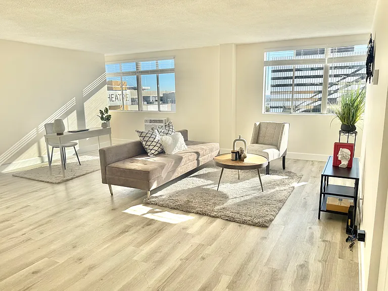 1 month FREE on 1 bedroom units!! Large, bright living space with South facing views of Hollywood and all the way to the Ocean!