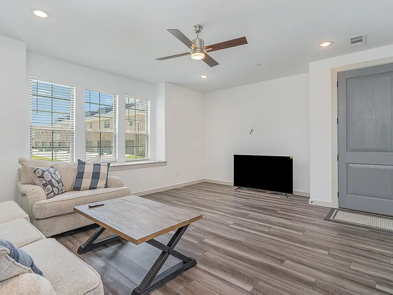 681 Claire Ln — Photo 4