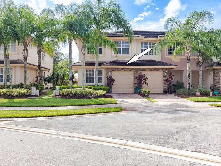 356 SE Bloxham Way — Photo 3