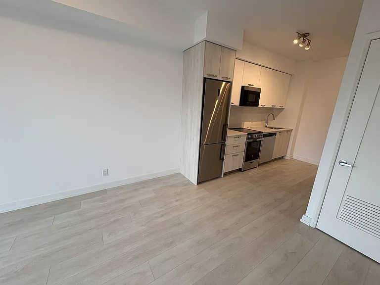 75 James St S #825 — Photo 14