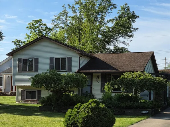 5685 S Aylesbury Dr, Waterford, MI 48327