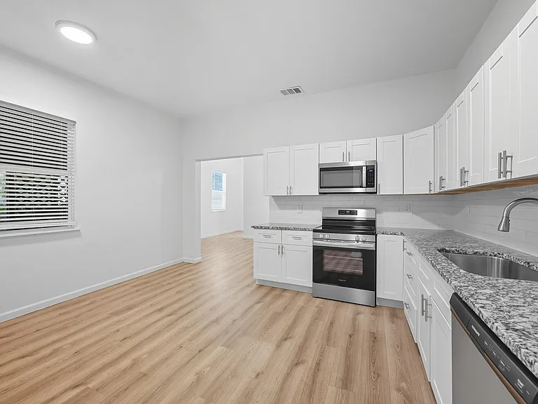 728 S Elm St — Photo 1