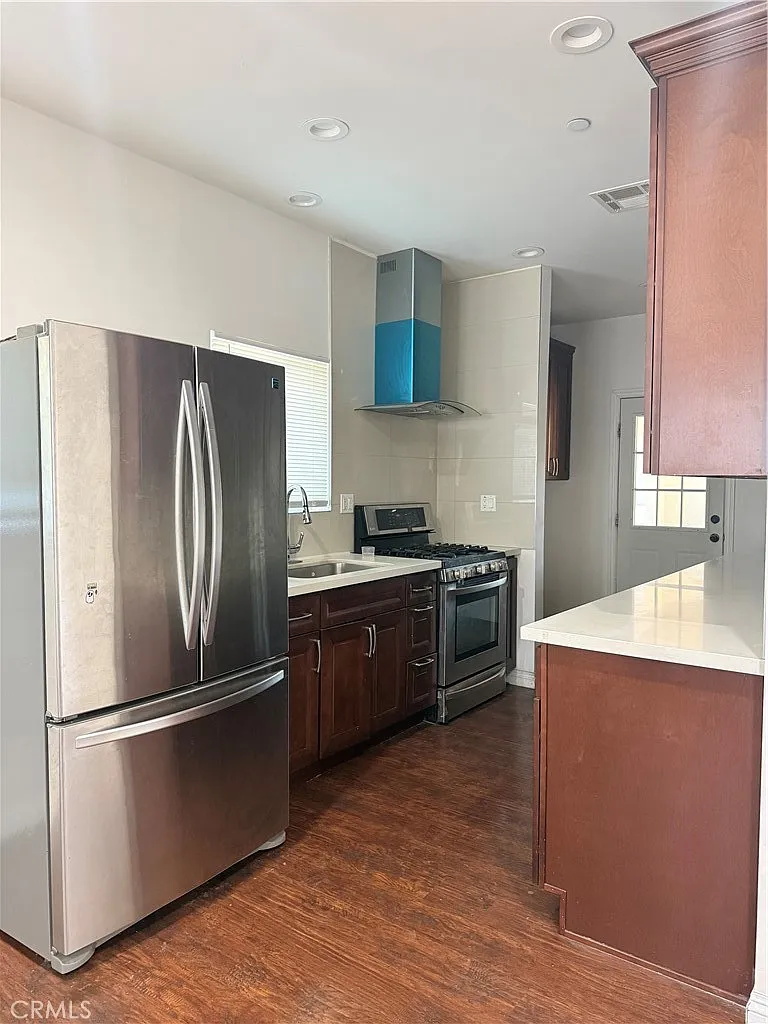 3 bed, 1200 sqft, $3,500 — Photo 2