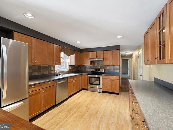 3rd image of 1354 Ridgeview Cir