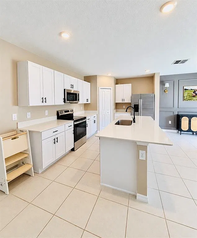 4 bed, 2.5 bath, 1874 sqft, $2,600 — Photo 3